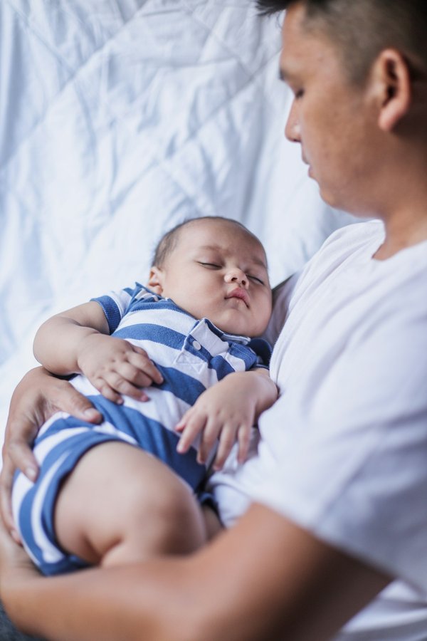 Habiller bébé la nuit: astuces pour un sommeil réparateur